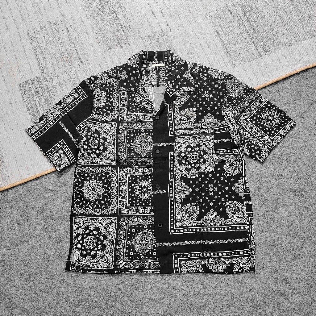 GU Uniqlo Paisley Oversized Open Collar Shirt Black Kemeja Kerah Terbuka Bandana