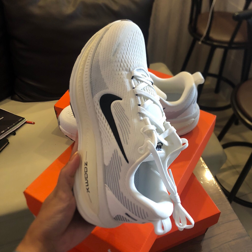 Sepatu Nike Vomero 18 Putih Size 38.5 Ori HM6804 101