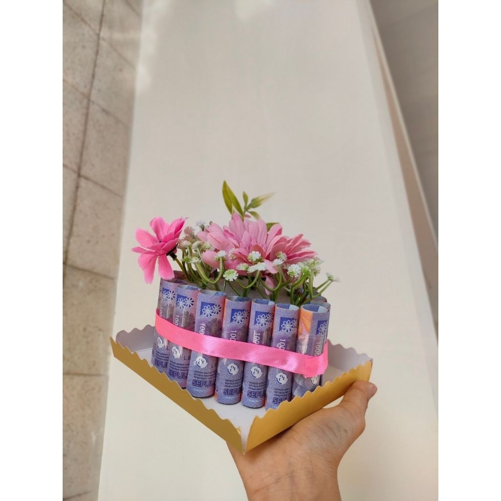 Kado Uang dan Bunga Simple Box (Ukuran 14x14) | Fidel Florist Semarang