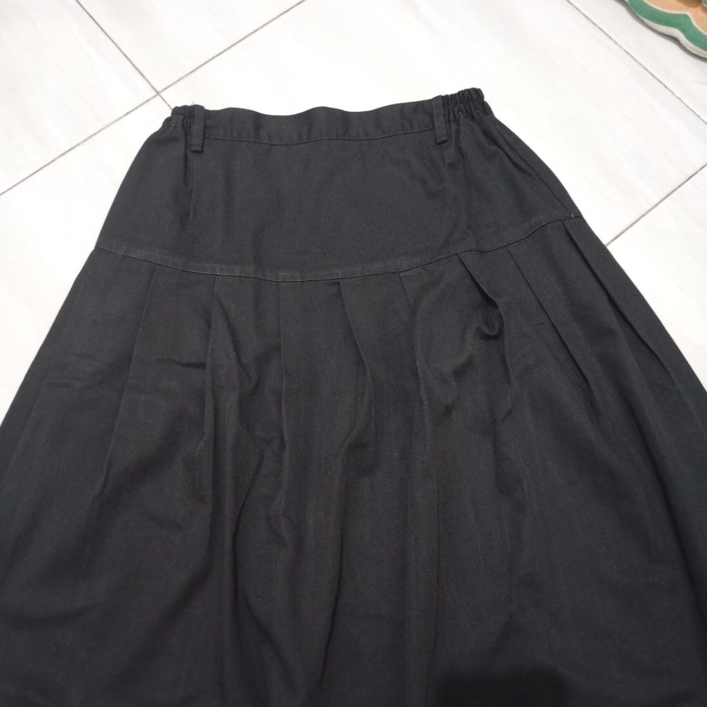 PRELOVED ROK BEKAS/ROK HITAM SEKOLAH/ROK BAN PLO/PAKAIAN SEKOLAH PEREMPUAN
