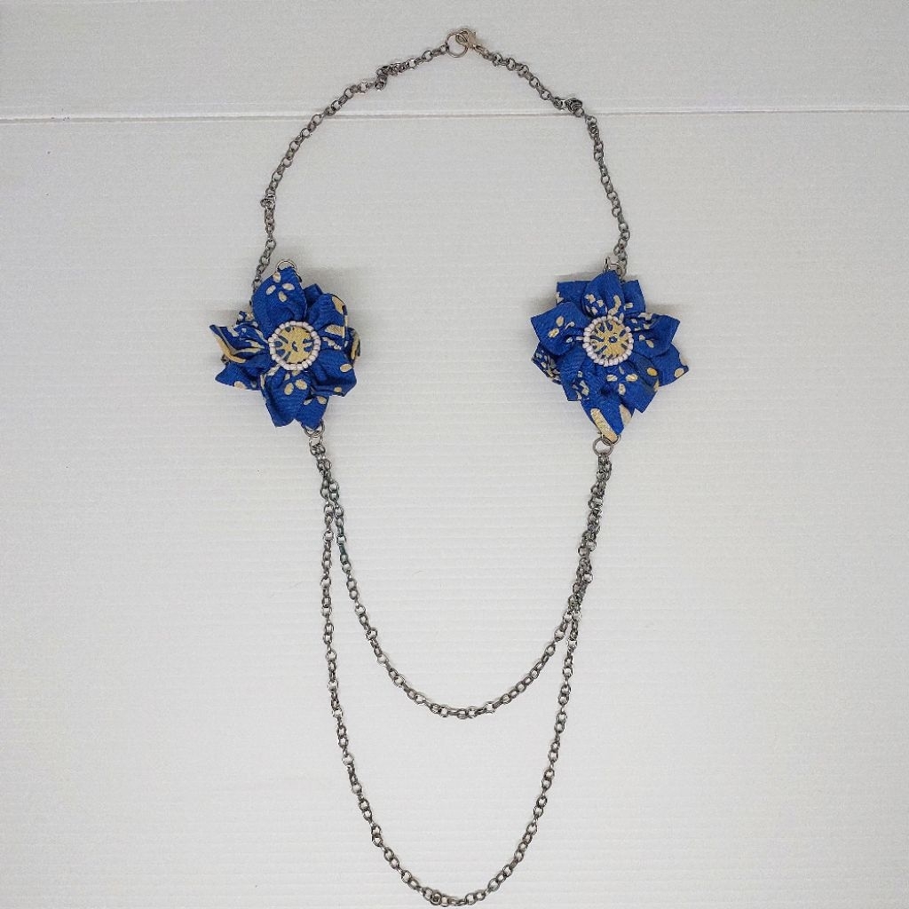 Kalung Batik Bunga Biru Rantai Silver (blue flower necklace)