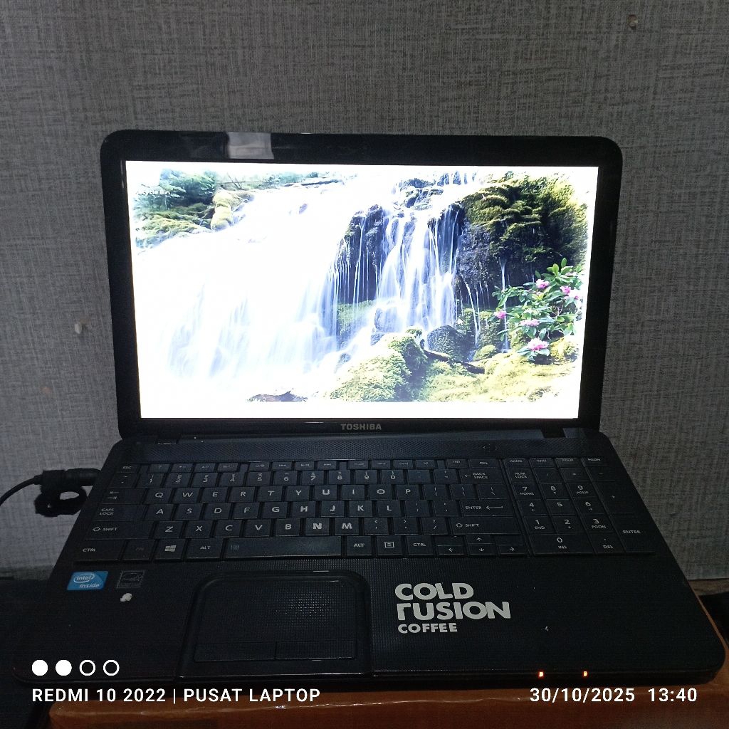Laptop Toshiba satellite C850 windows 7 prosesor Intel inside Ram2gb DDR3 HDD500gb mesin normal test