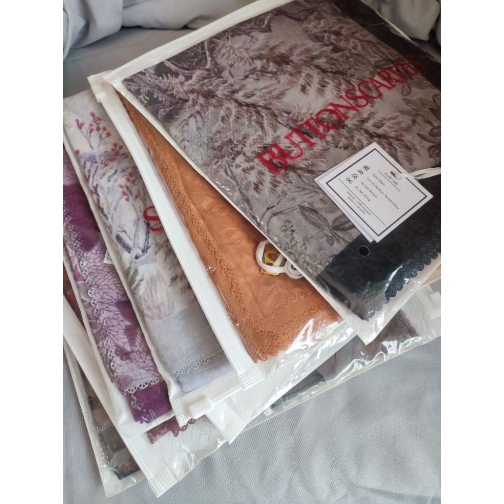 AS IS WHS BUTTONSCARVES 2025 CHAIN TAPIS SLIP ON HOLIDAY XANADU SERIES