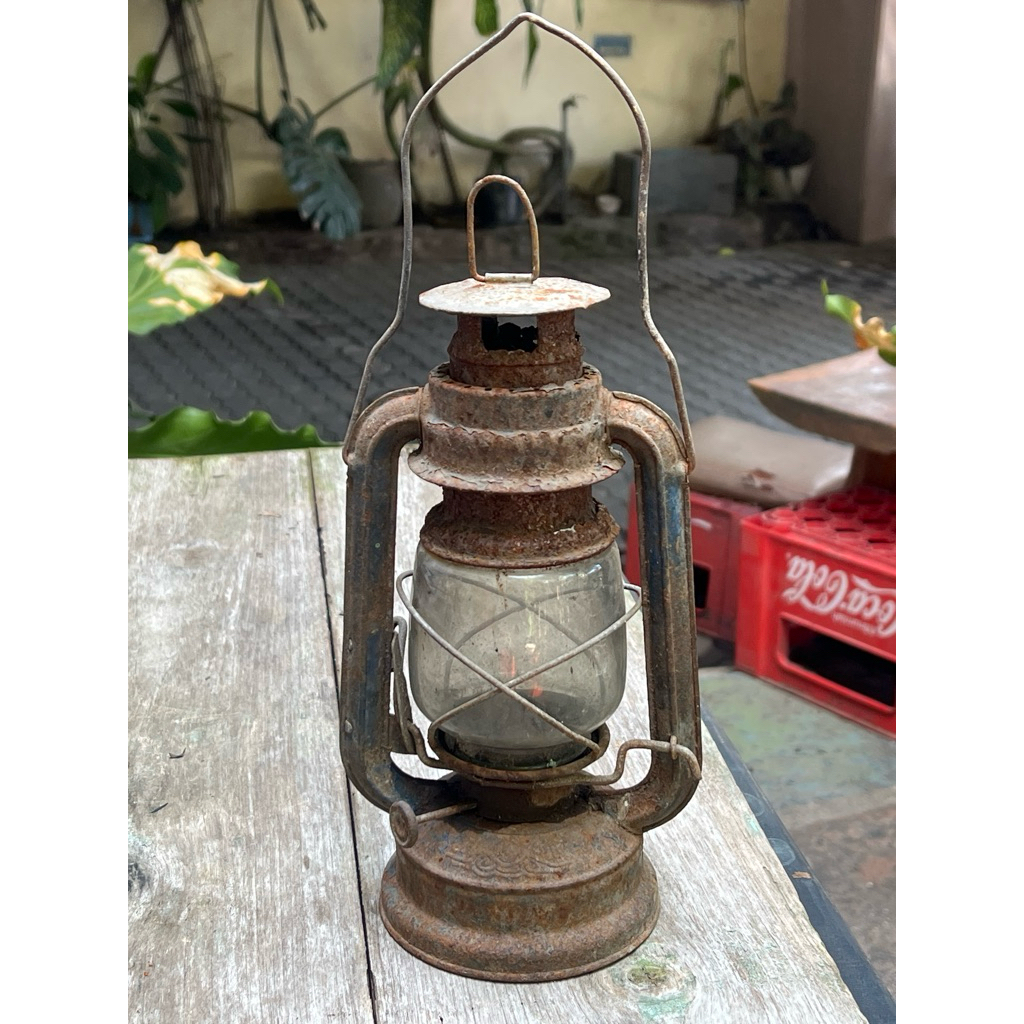 Lentera / Lampu Badai Minyak Tanah Ukuran Sedang, Minus