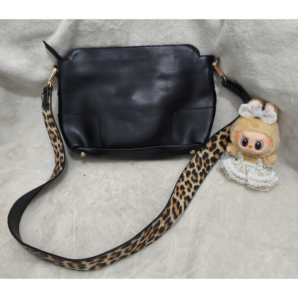 Preloved Tas Hitam Kulit Asli Sling Cantik talpan leopard