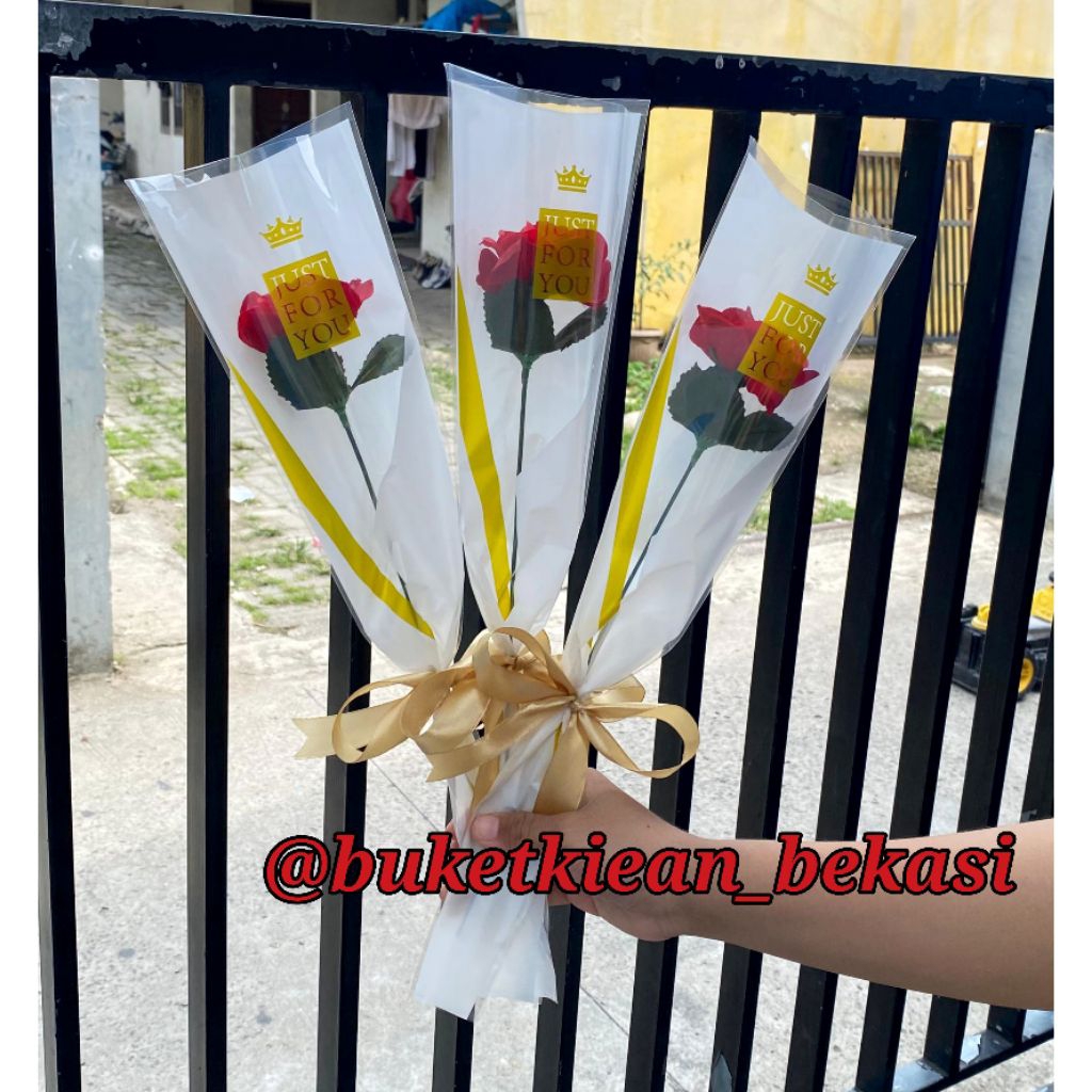 bunga mawar setangkai/ bunga mawar / buket hari guru/ buket valentine/ bunga mawar plastik