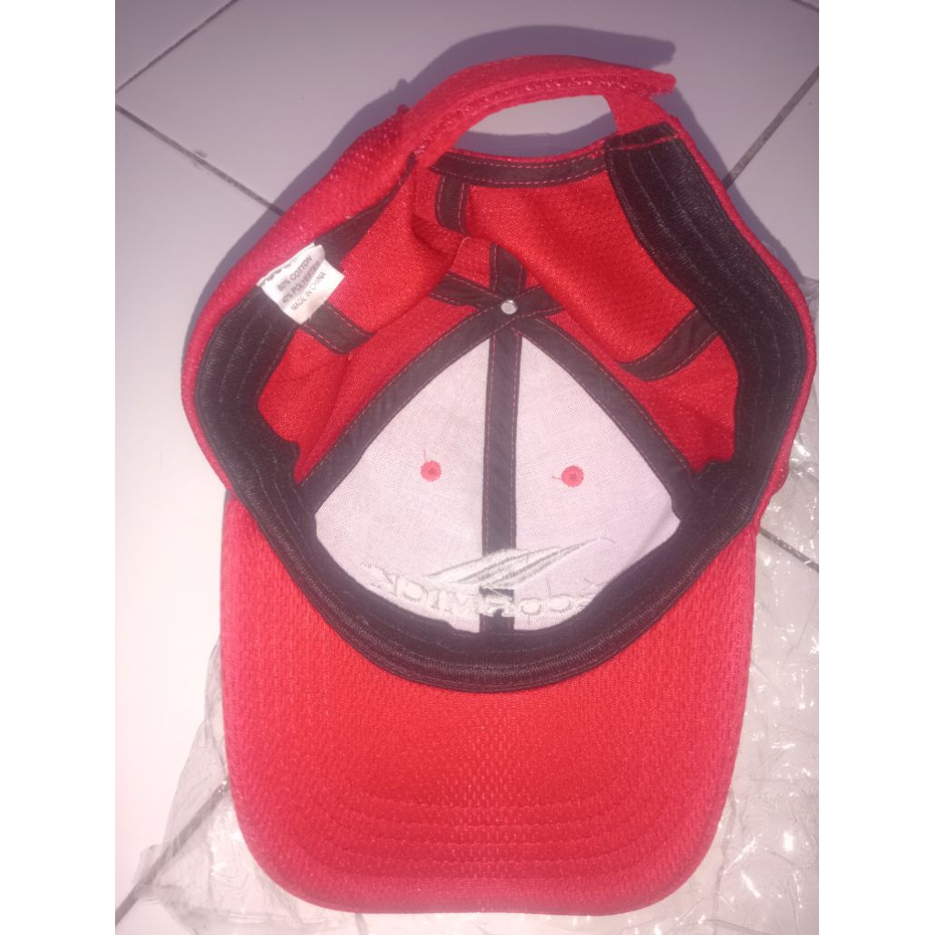 Topi McCormick sesuai foto