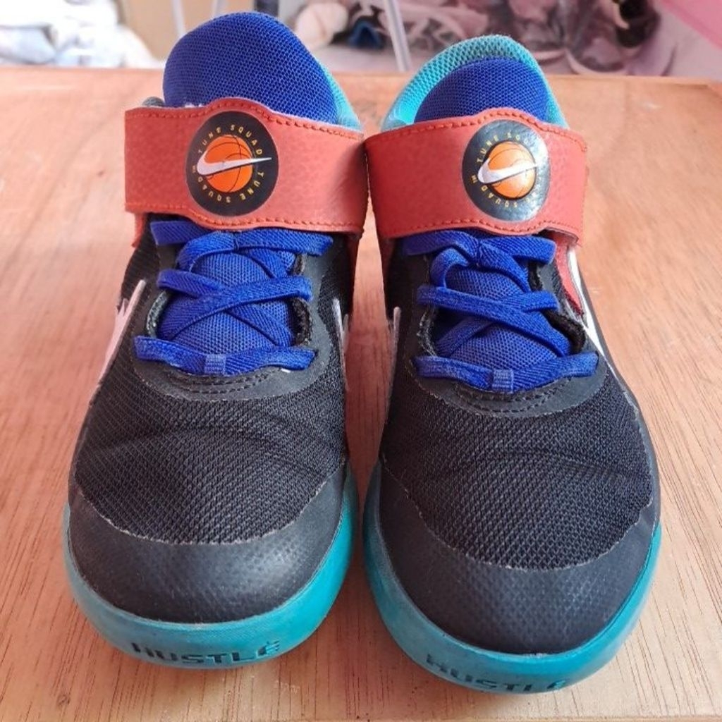 NiKe hustle sepatu basket low