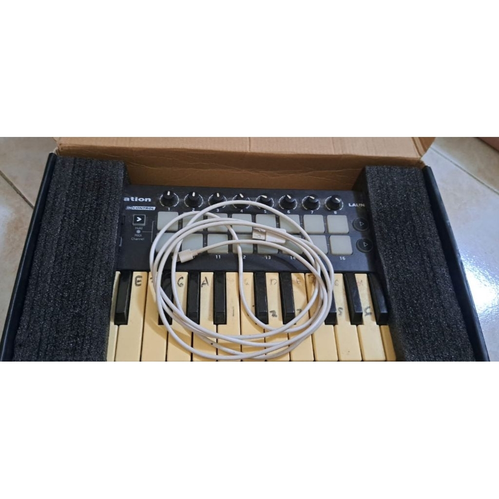 Second NOVATION Launchkey Mini MK2 – MIDI Controller 25 Key Rare, Komplit - untuk Produksi Musik