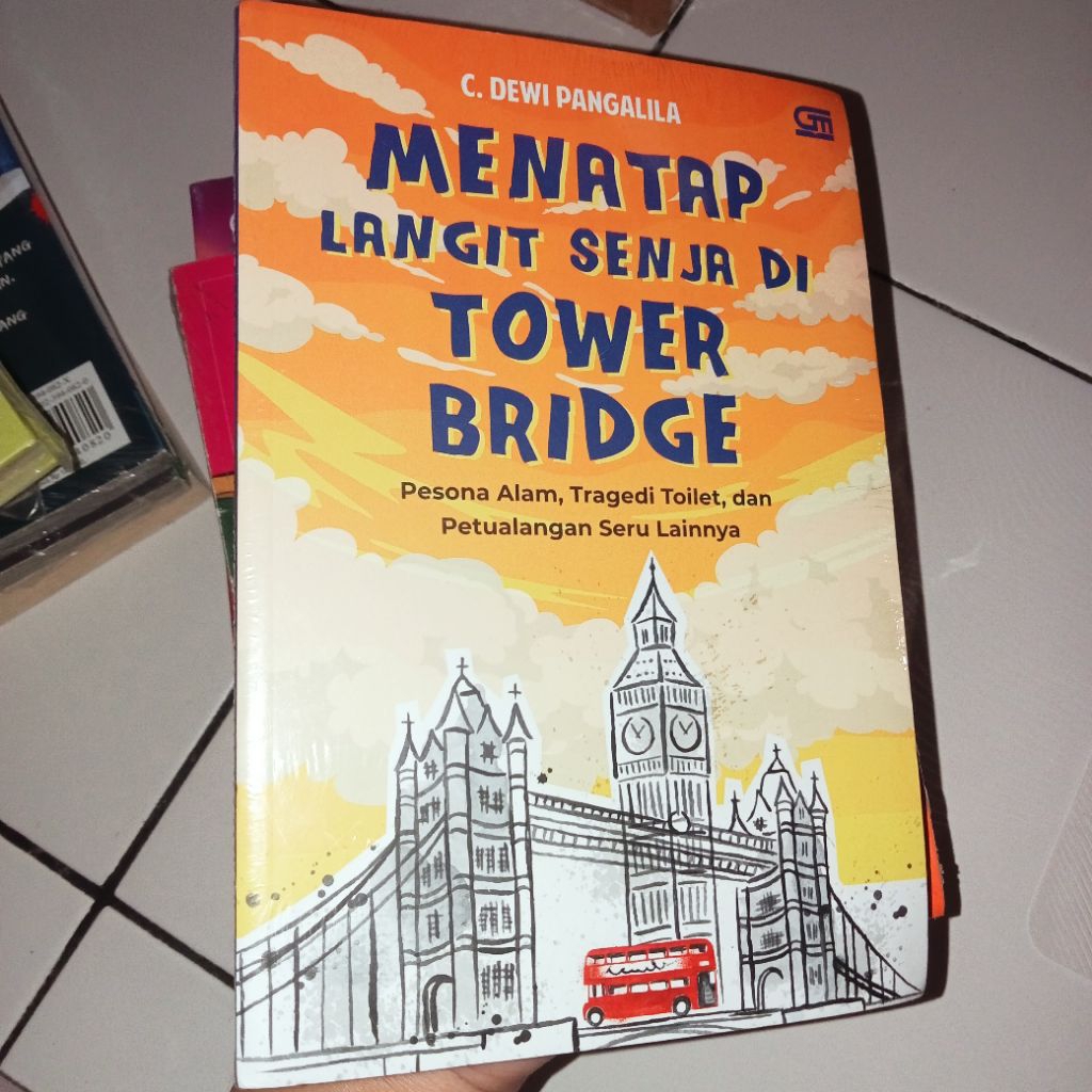 buku travelling menatap langit senja di tower bridge segel original