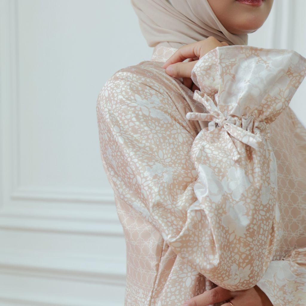 HIKAMA HANA Series - Long Tunik bahan Satin Silk warna KREM motif PUTIH, 100% REAL PICT