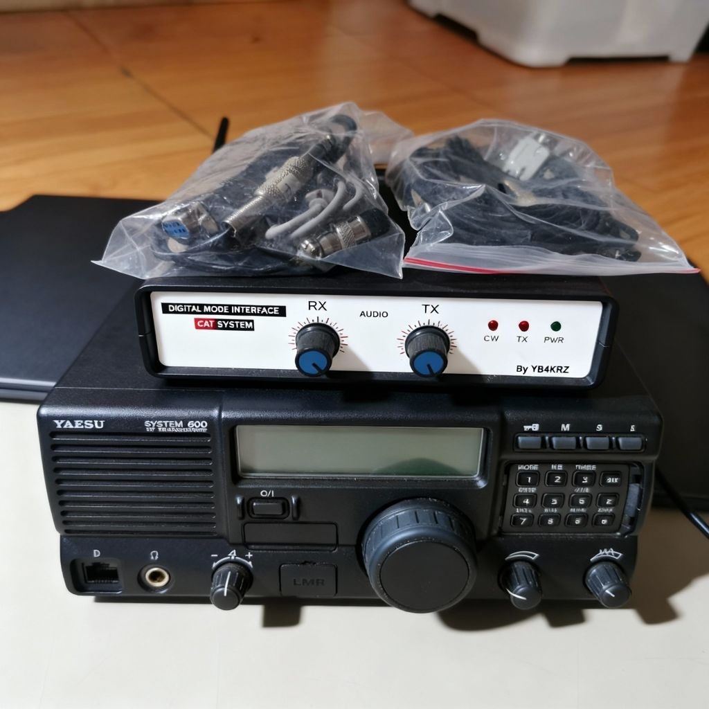RADIO HF YAESU SYSTEM 600 + INTERFACE DIGITAL