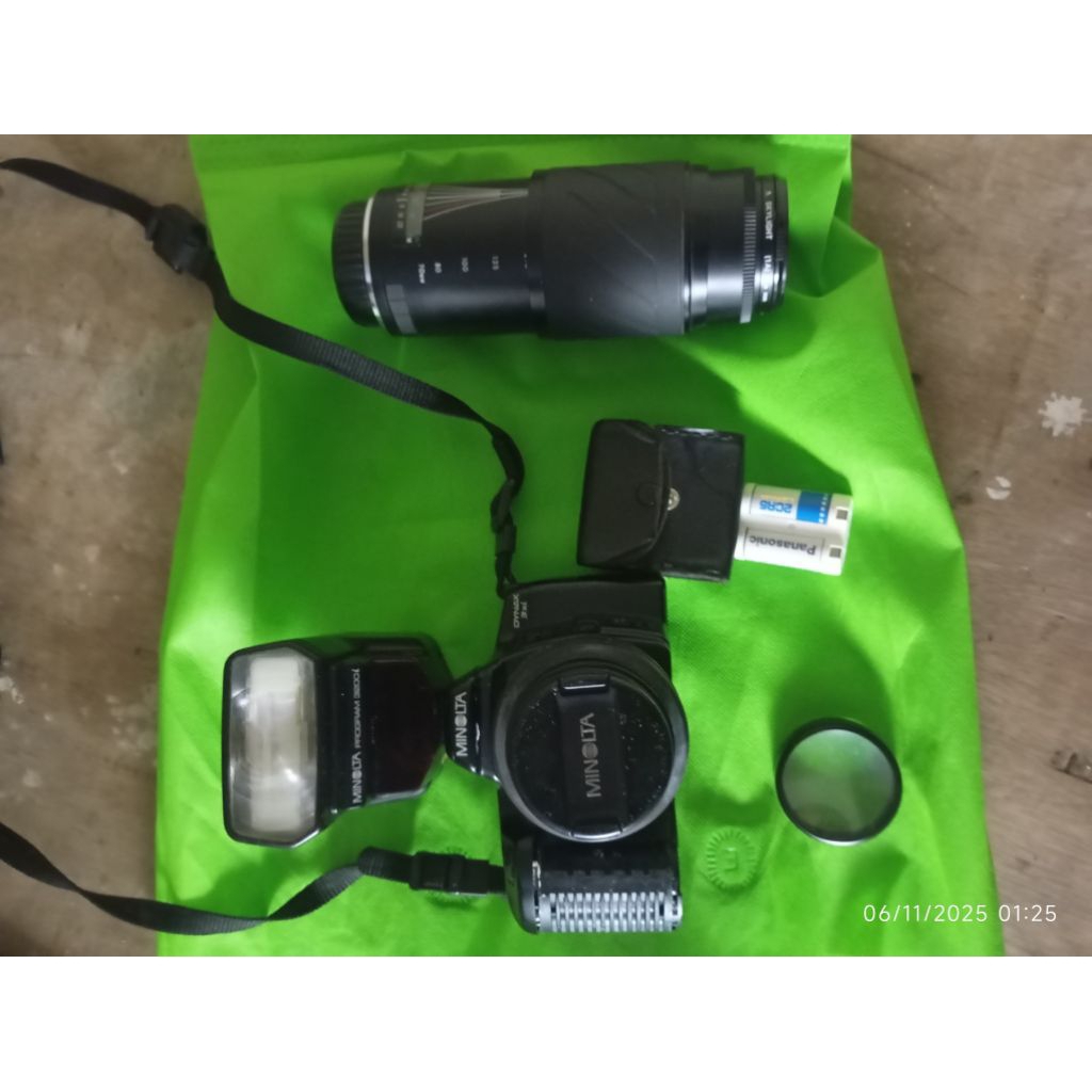 Minolta Kamera Dynax 3Xi + Lensa Kualitas Tinggi dengan Flash dan Aksesori Lengkap