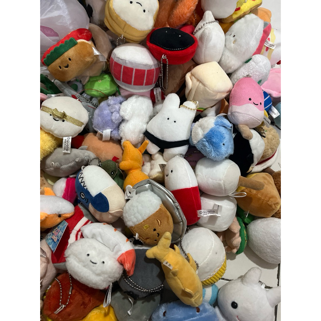 Qualia Keychain Brand gantungan