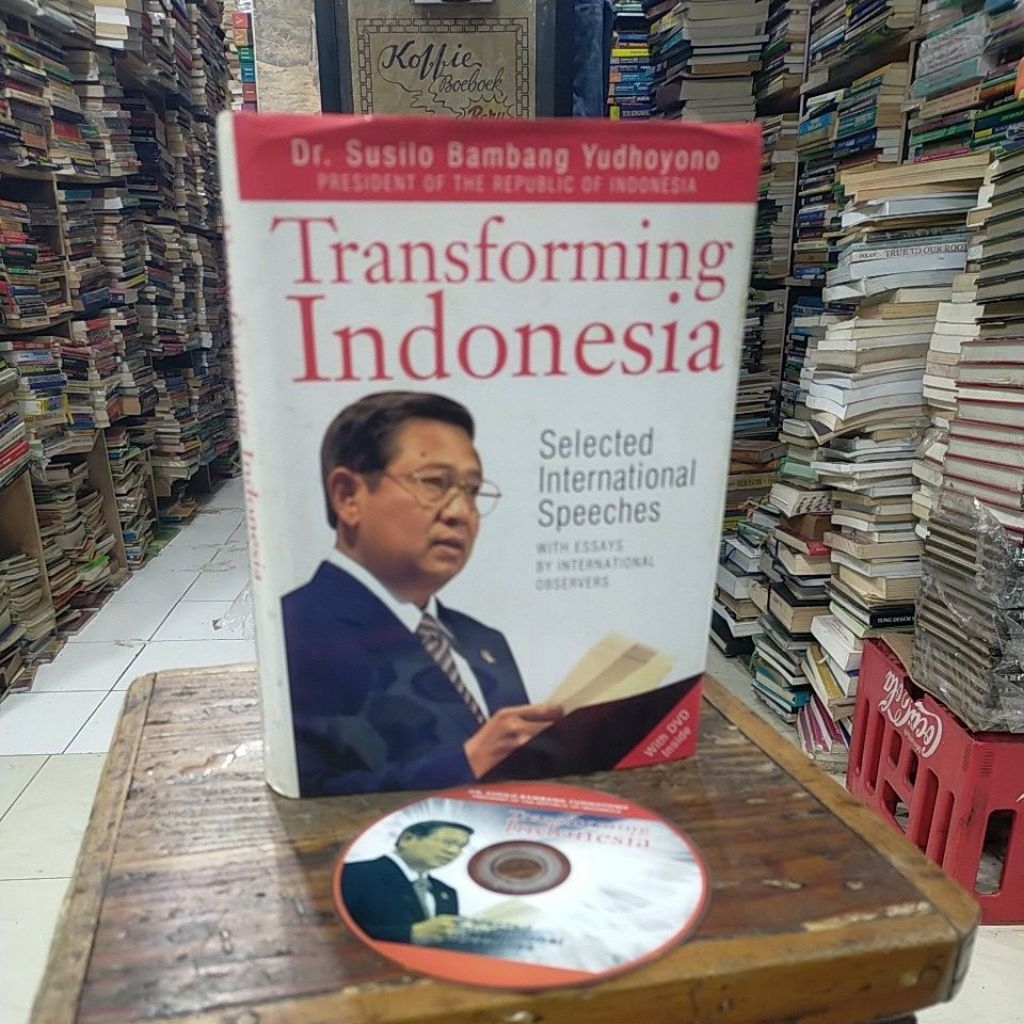 transforming Indonesia - ada tanda tangan pak presiden SBY dihalam pertama - buku hadiah untuk pak A