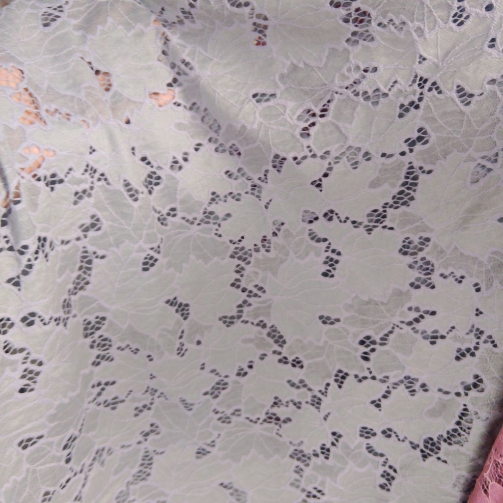 Kain Brokat Renda Motif Daun Lilac / Ungu Muda Meteran Lbt