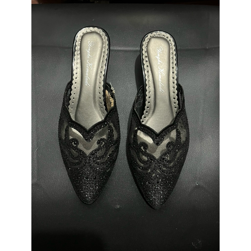 Heels 5 cm Yongki Komaladi - Hitam Bustong size 39