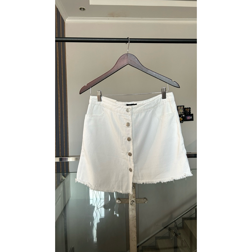 rok denim putih mini
