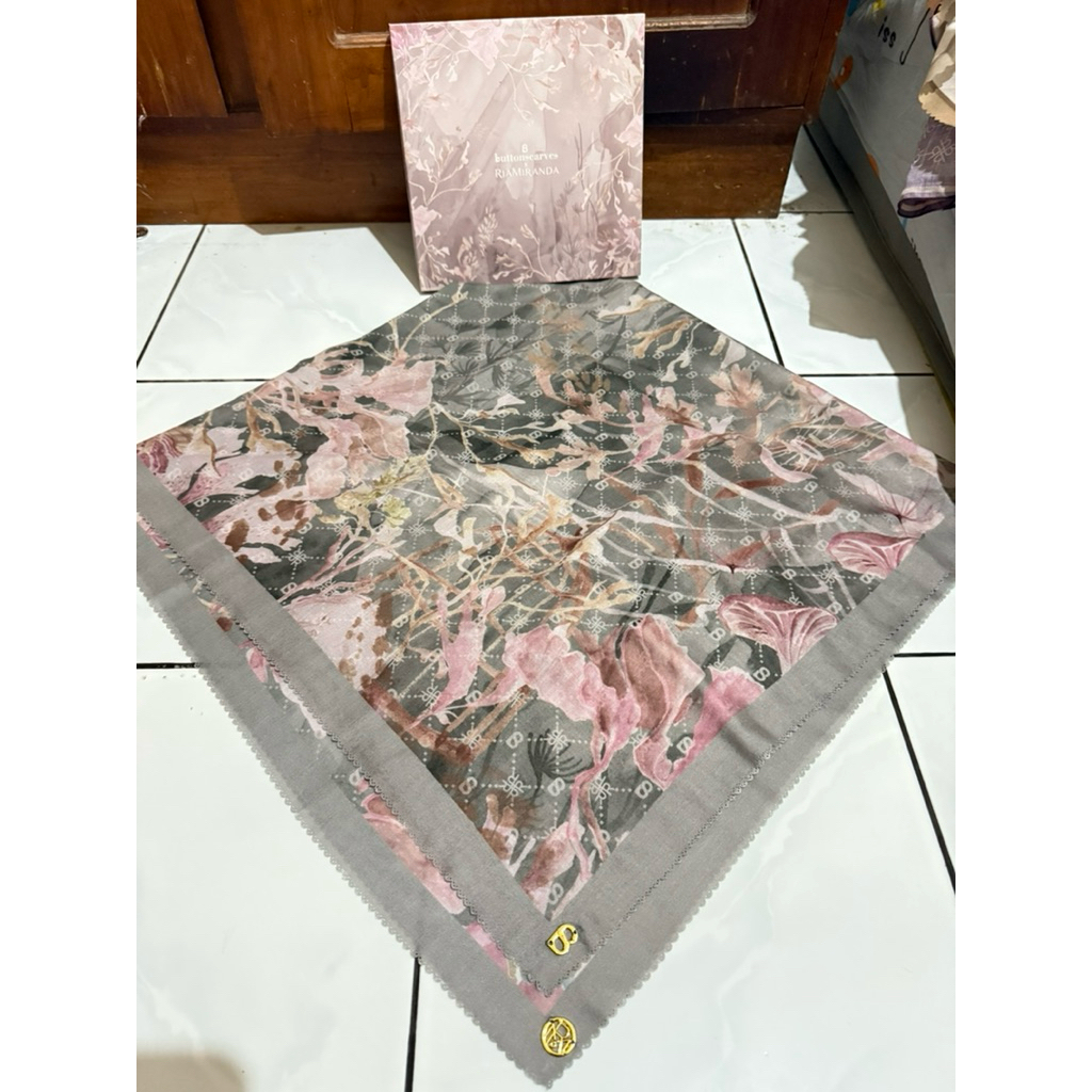 Preloved RARE ITEM VGC Buttonscarves BS X Riamiranda RM Xanadu Series Taffy