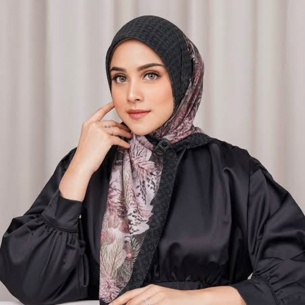 AS IS WHS - BUTTONSCARVES HOLIDAY SQUARE BLACK