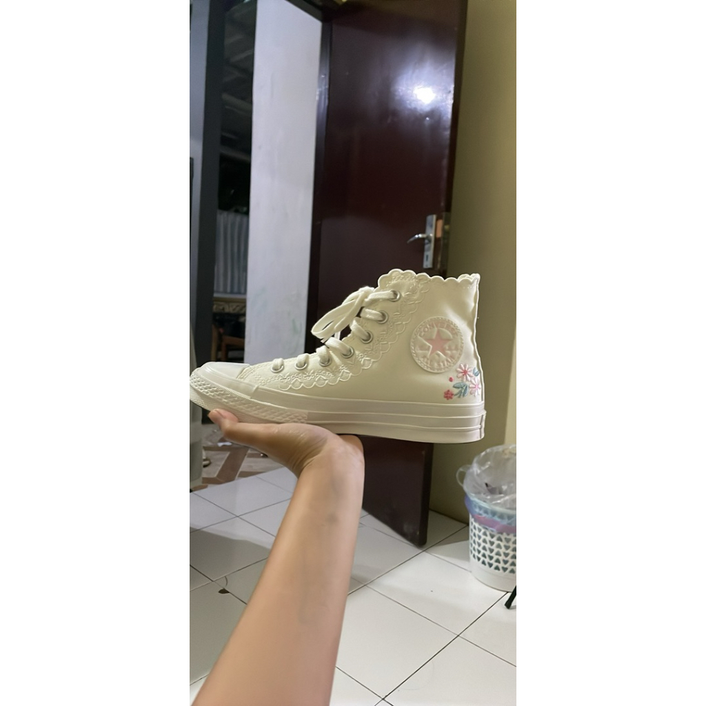 preloved sepatu converse high pink watermelon. size 38. belum pernah di pakai.nego ya