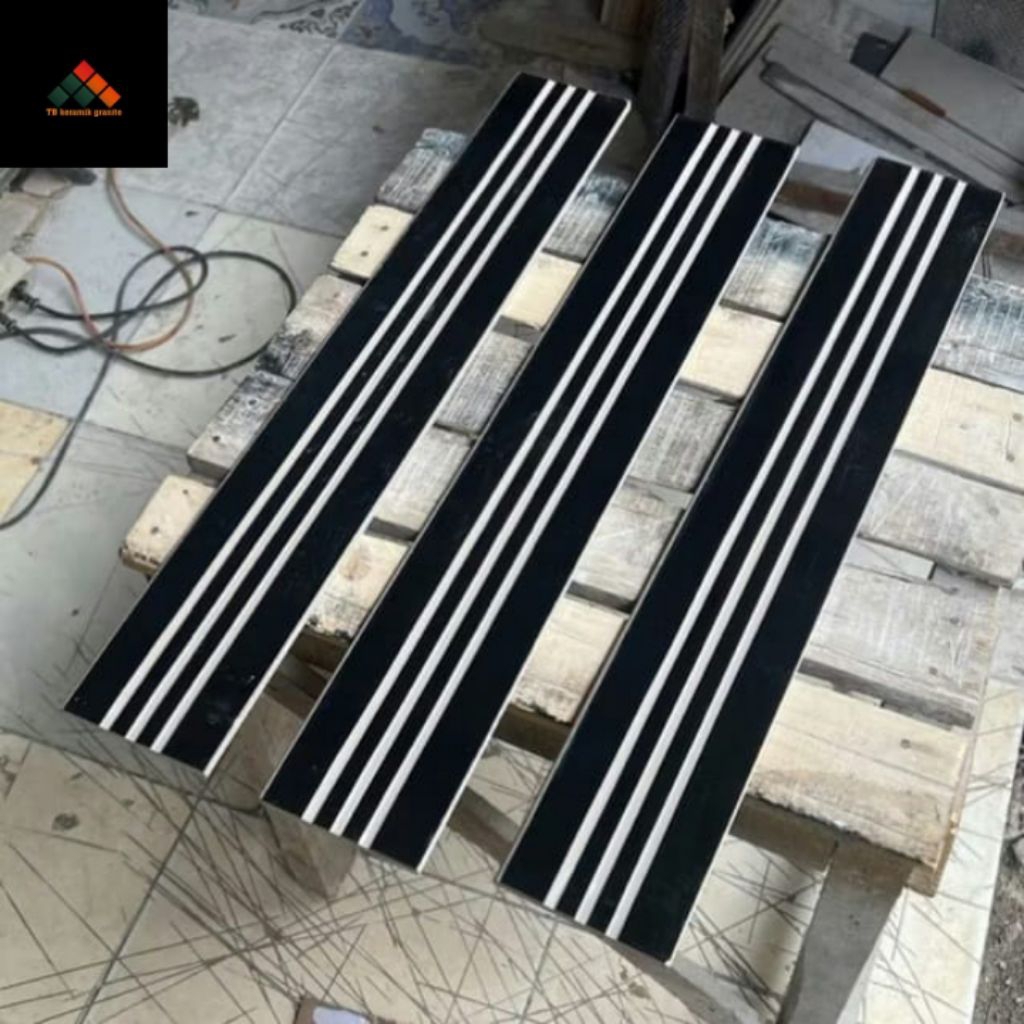 List Plint Granite Stepnosing 10x60 Nusantara Black / Bevel / Glossy