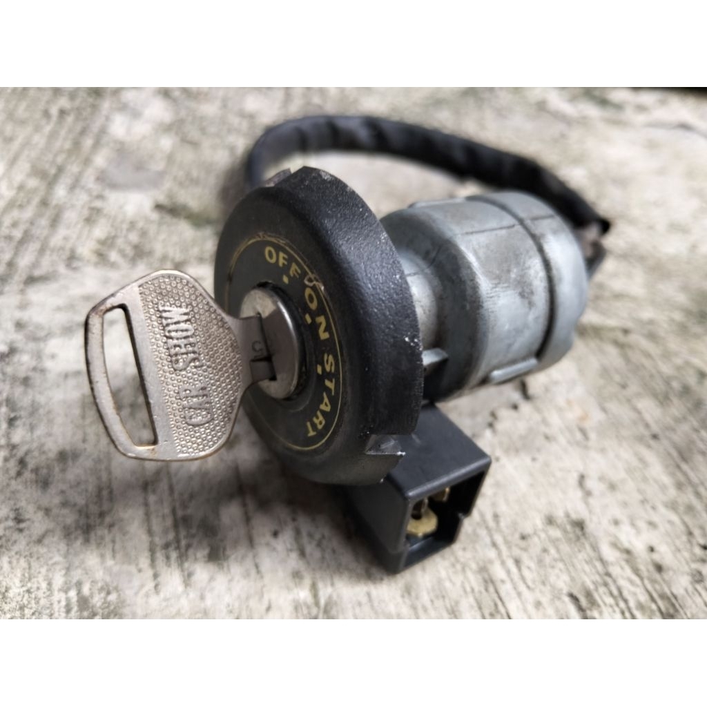 kunci kontak mobil universal