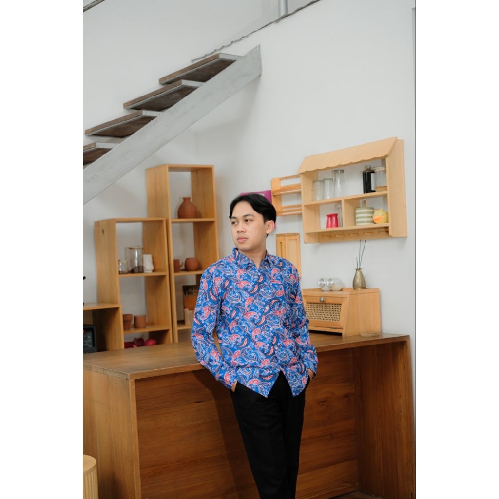 M25 - Kemeja Pria Lengan Panjang Motif Paisley Biru