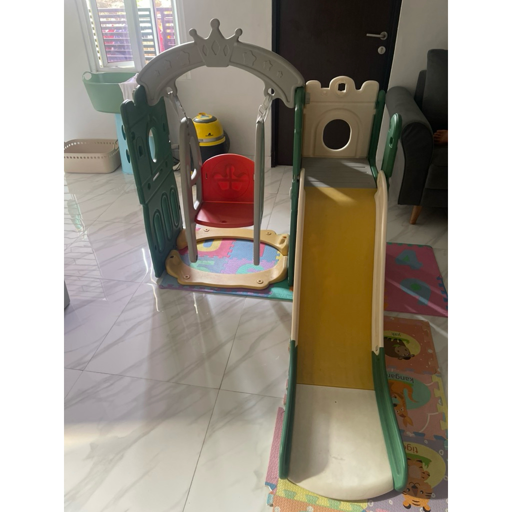 Mainan anak perosotan, ayunan, tangga (lagi di cabut), ring basket (lagi dicabut)