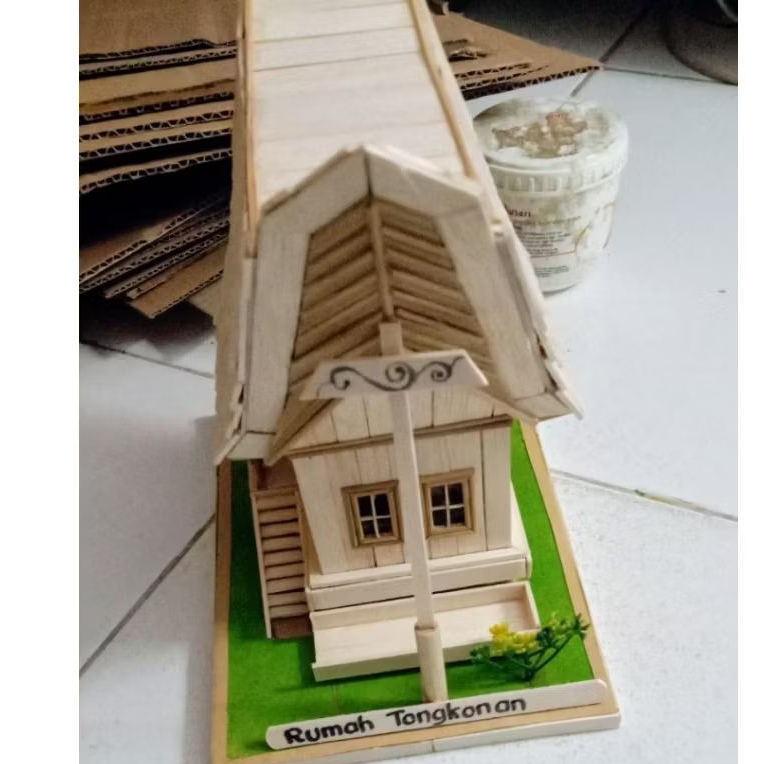 miniatur rumah adat Toraja dari stik es krim