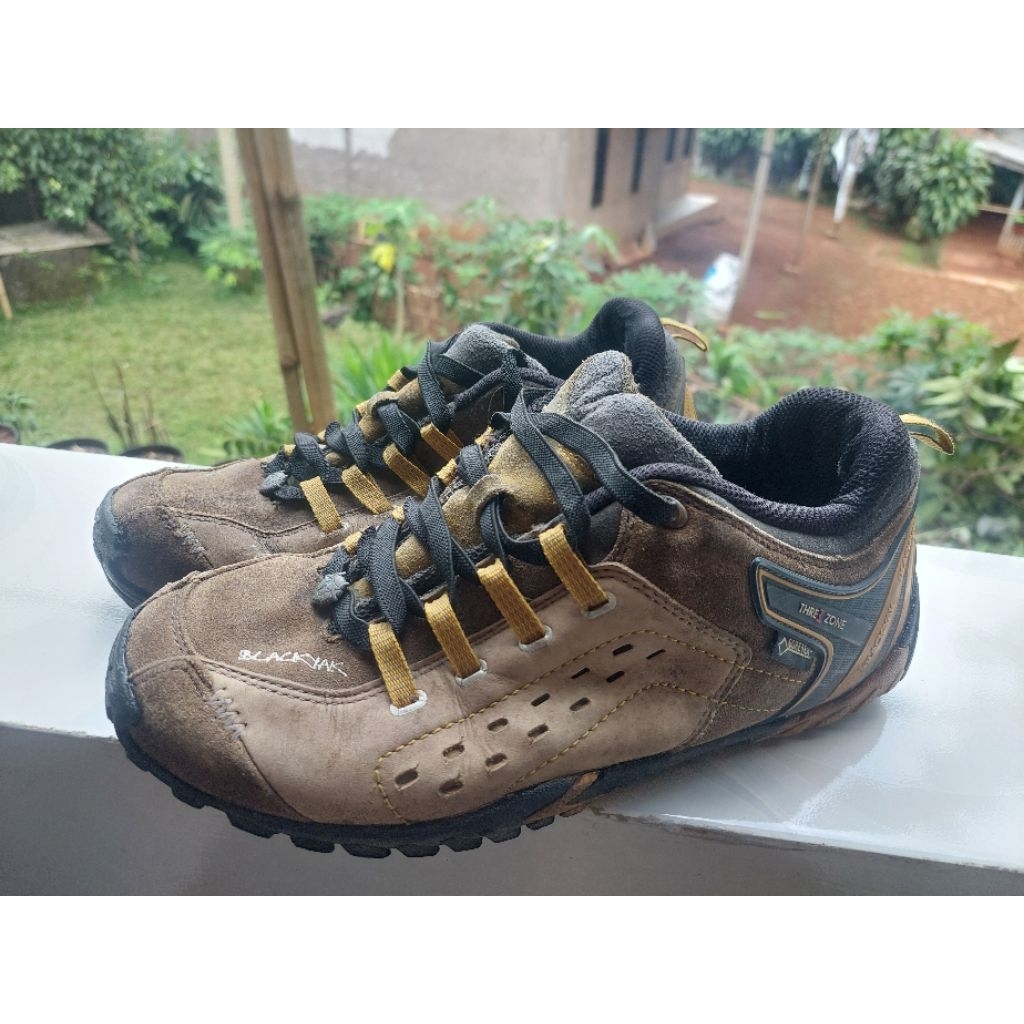 sepatu Outdoor Merek BLACKYAK GORETEX size 42 Insole 270