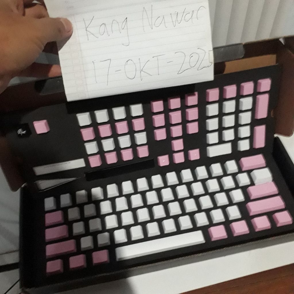 Ducky keycaps laser etched white pink