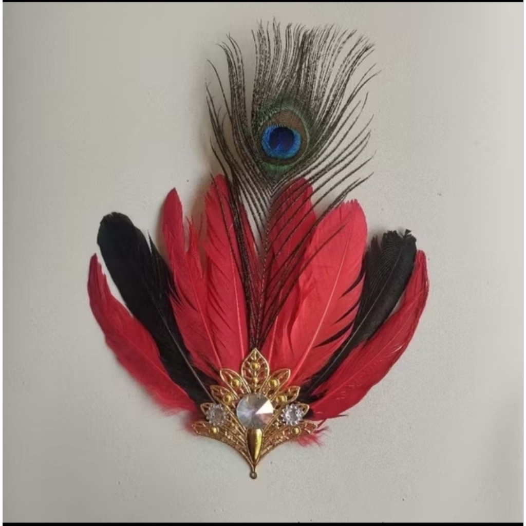 Emblem topi bulu merah dengan kombinasi bulu merak