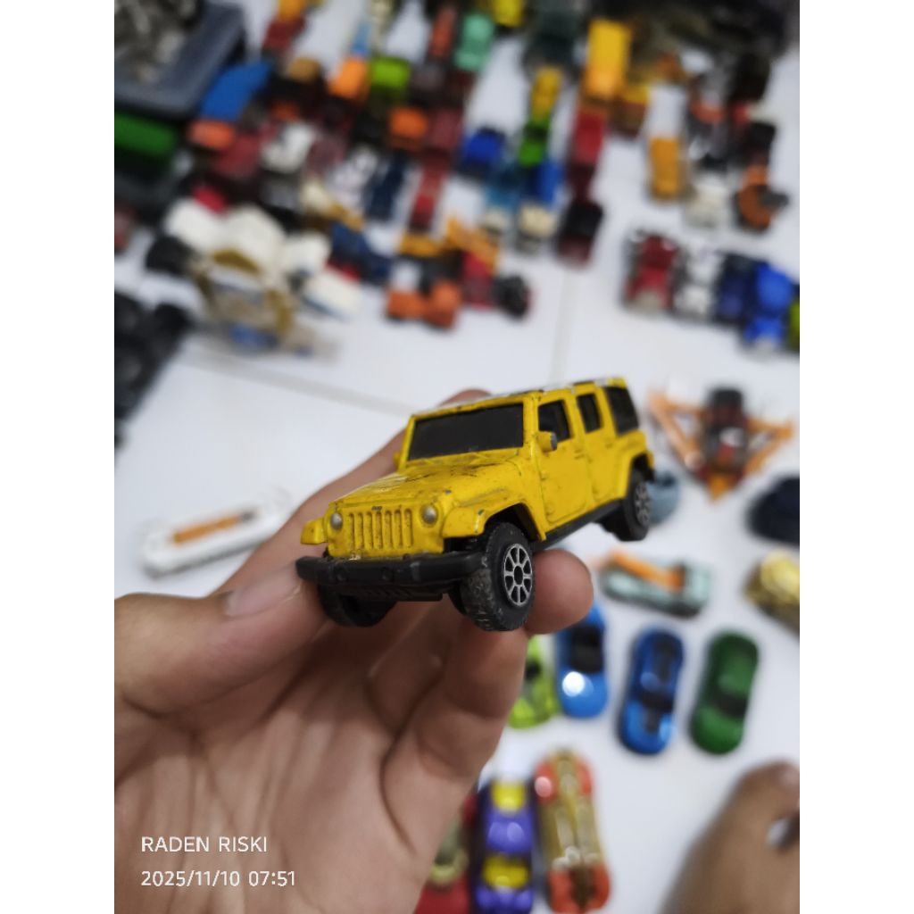 diecast jeep 1:64 maisto
