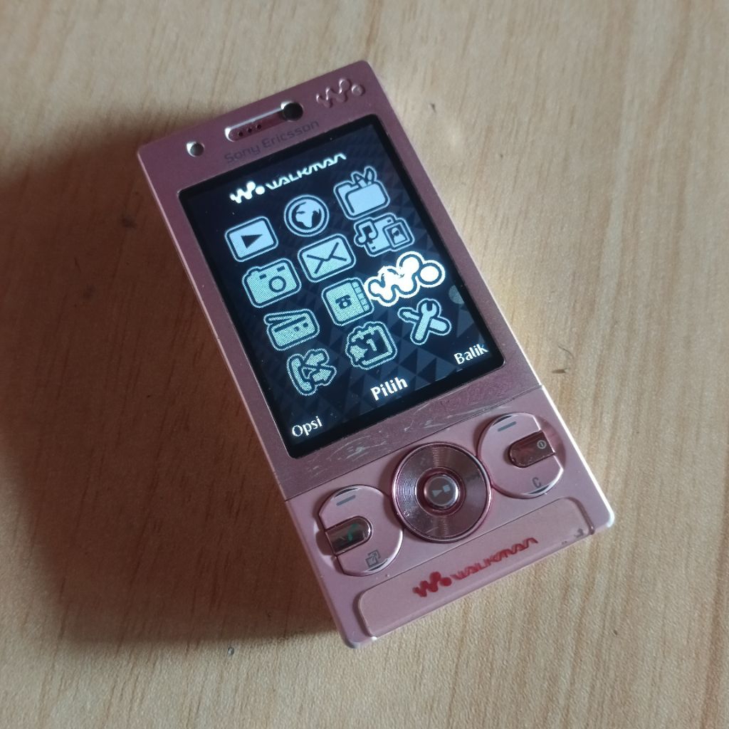 Sony Ericsson W705 not W995 pink original