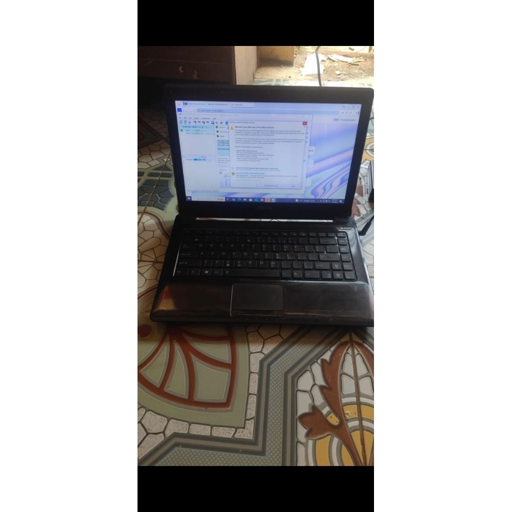 laptop asus core i3. ram 8.ssd 128 normal