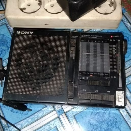 radio sony icf-7600A tutup batre dan tombol power ilang