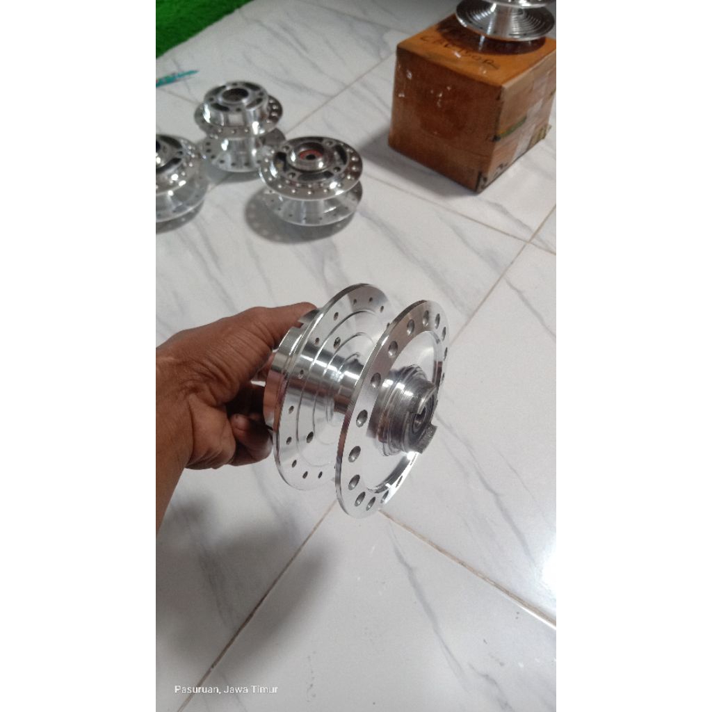 Tromol Bos depan revo absolute.