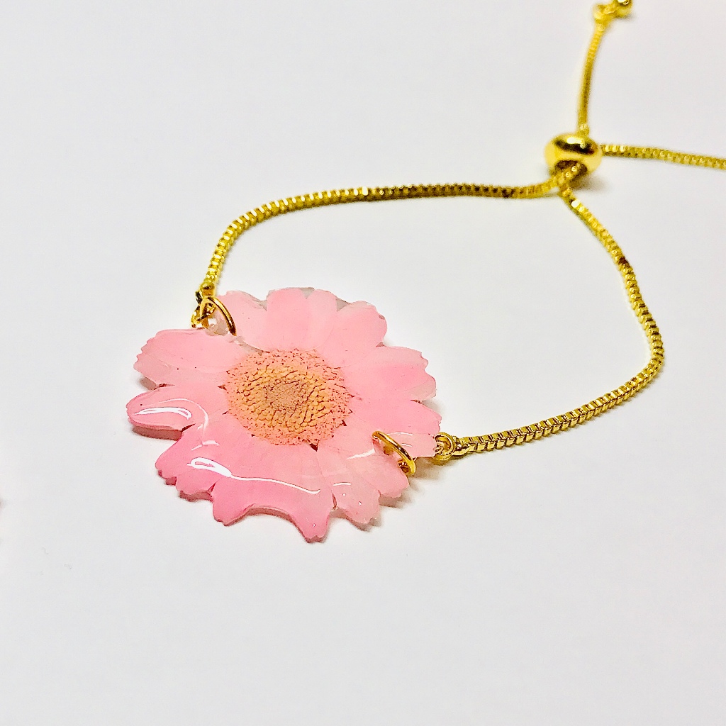 Gelang Tangan Serut Bunga Daisy Asli by Hisyara |  Gelang Bunga Kering Daisy Pink Asli