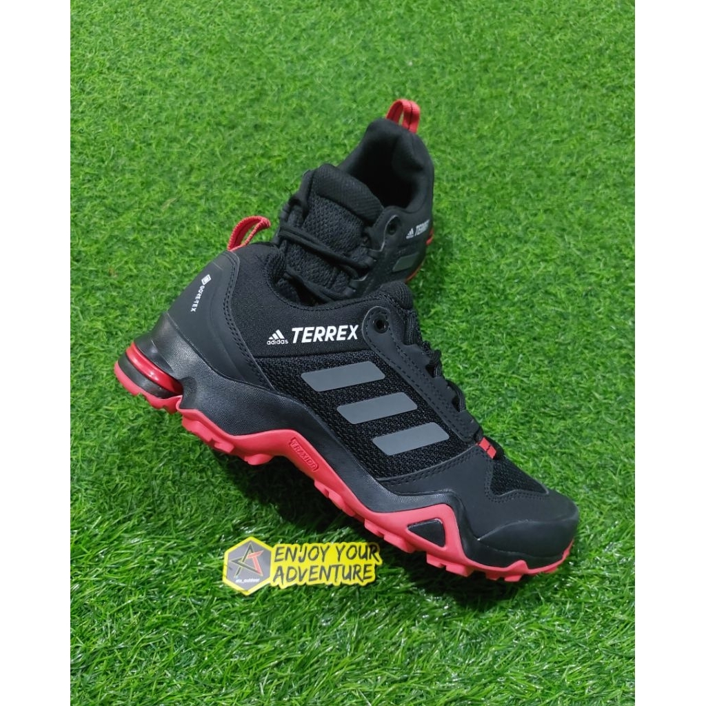 sepatu gunung trekking adidas size 40