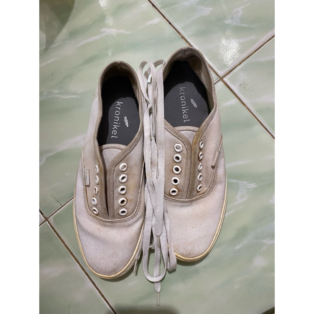 Preloved sepatu Kronikel putih - 36