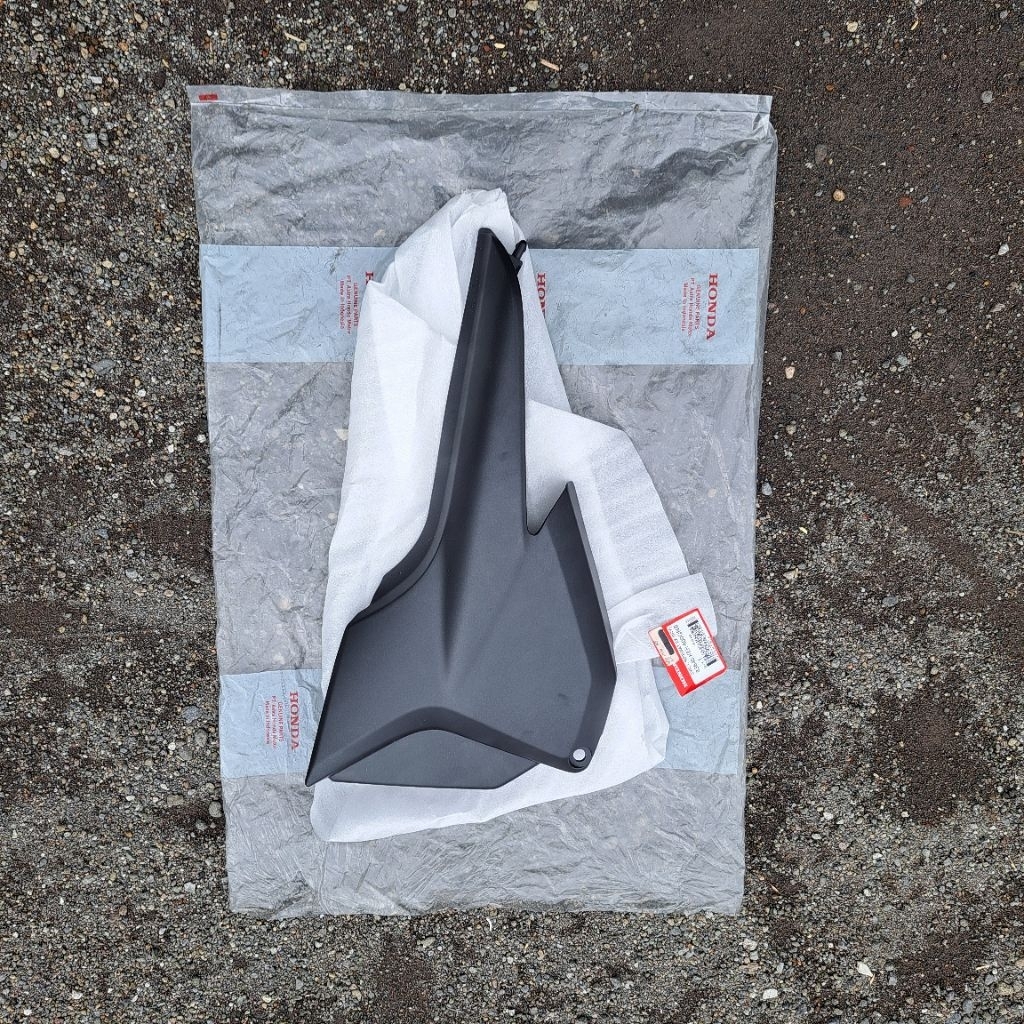 Cover tutup aki kiri honda megapro primus 2008,2009,2010 COVER L SD BLK NO STRP 83640-KEH-600QNS Ori