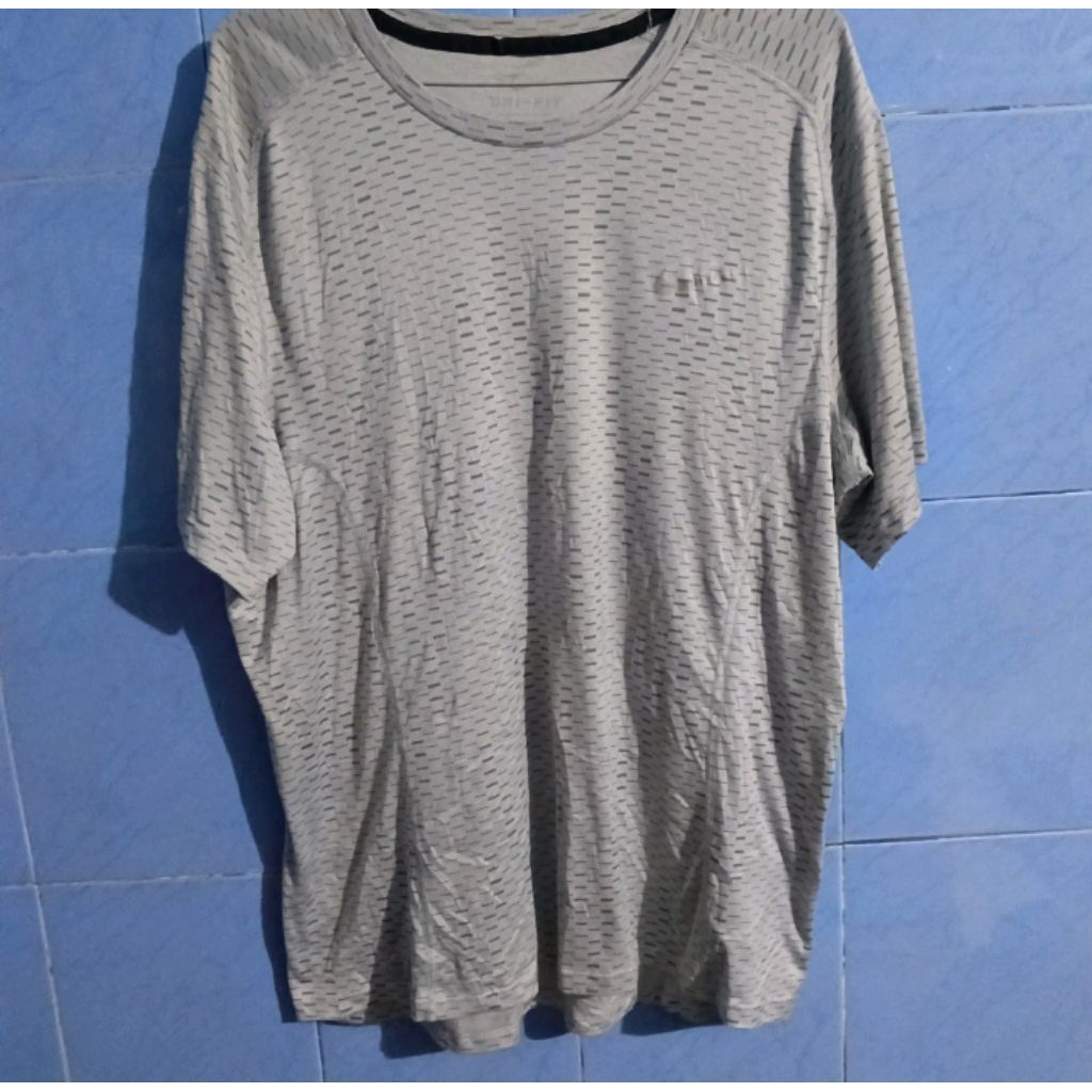 kaos drifit Nike warna abu abu