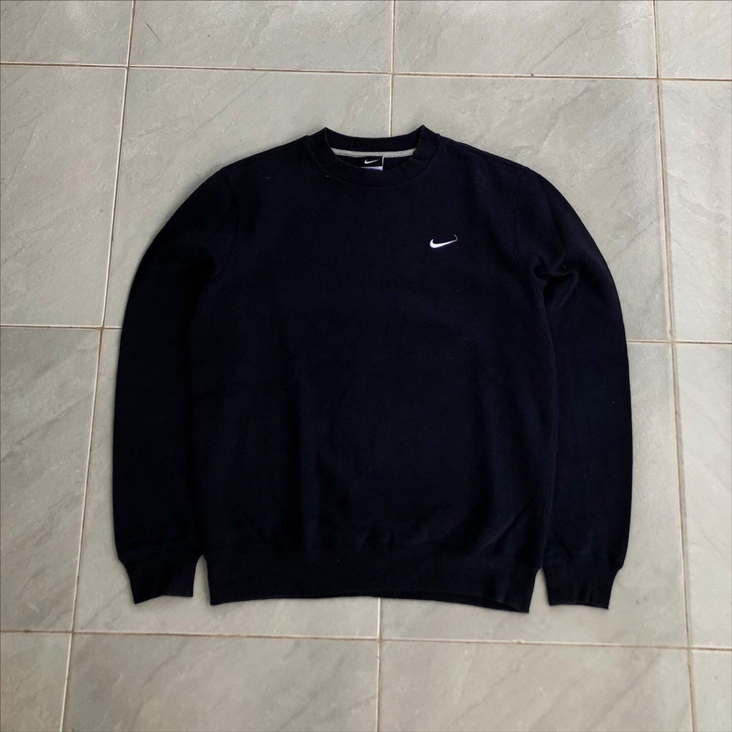 NIKE SWOOSH LOGO SMALL CREWNECK BLACK