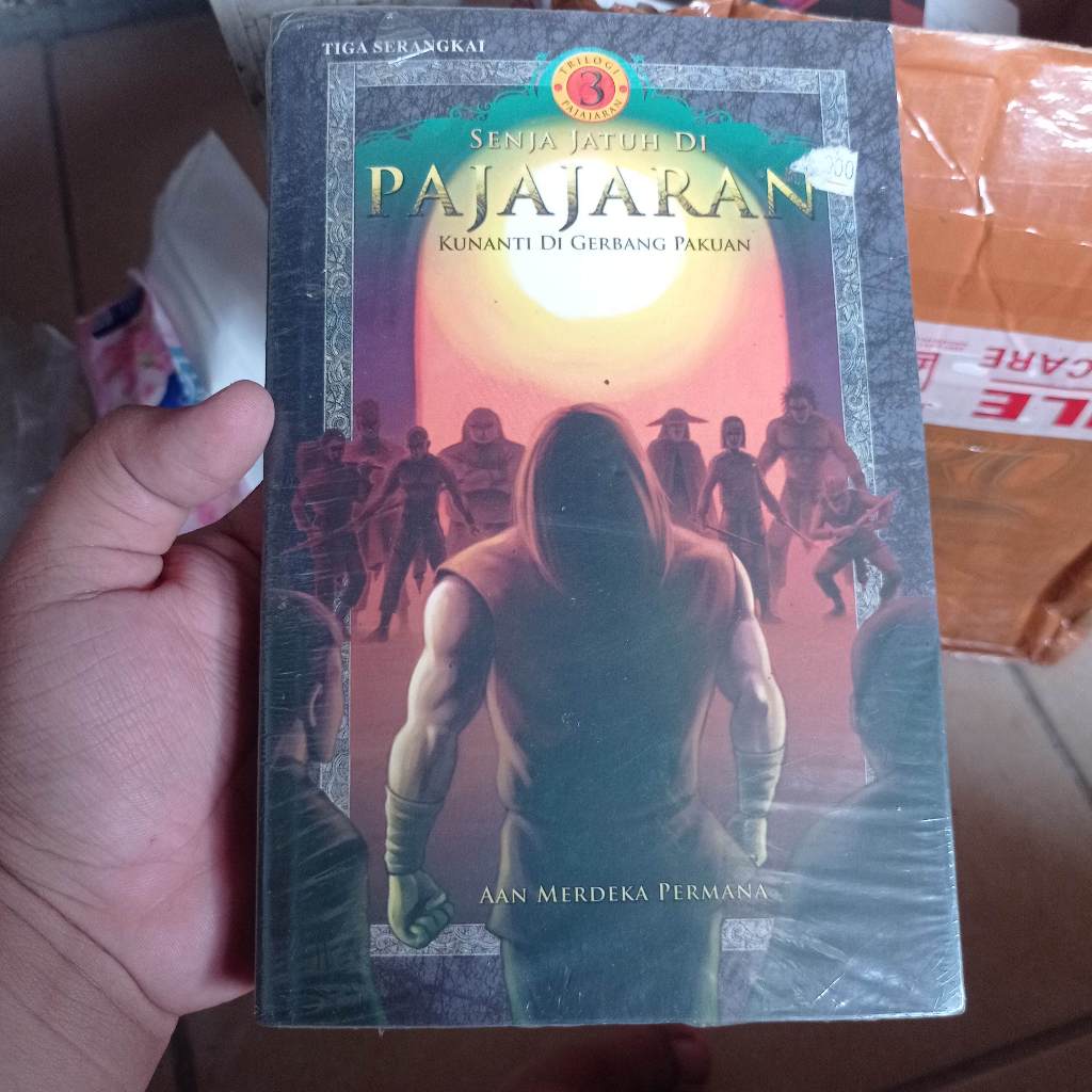 [Preloved Segel] Senja jatuh di Pajajaran : kunanti di gerbang Pakuan Aan Merdeka Permana