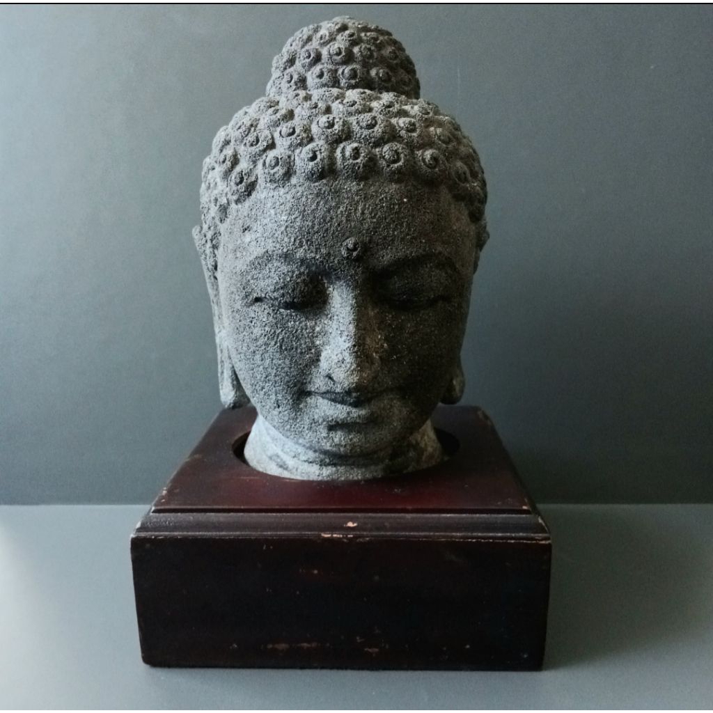 patung batu kepala Budha