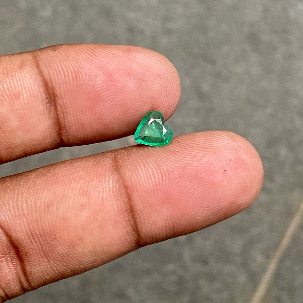 Natural Emerald Beryl Jamrud Asli Batu Zamrud Ukuran Kecil Heart Shape Emerald CT 0.70 Dim 7x7x2.5