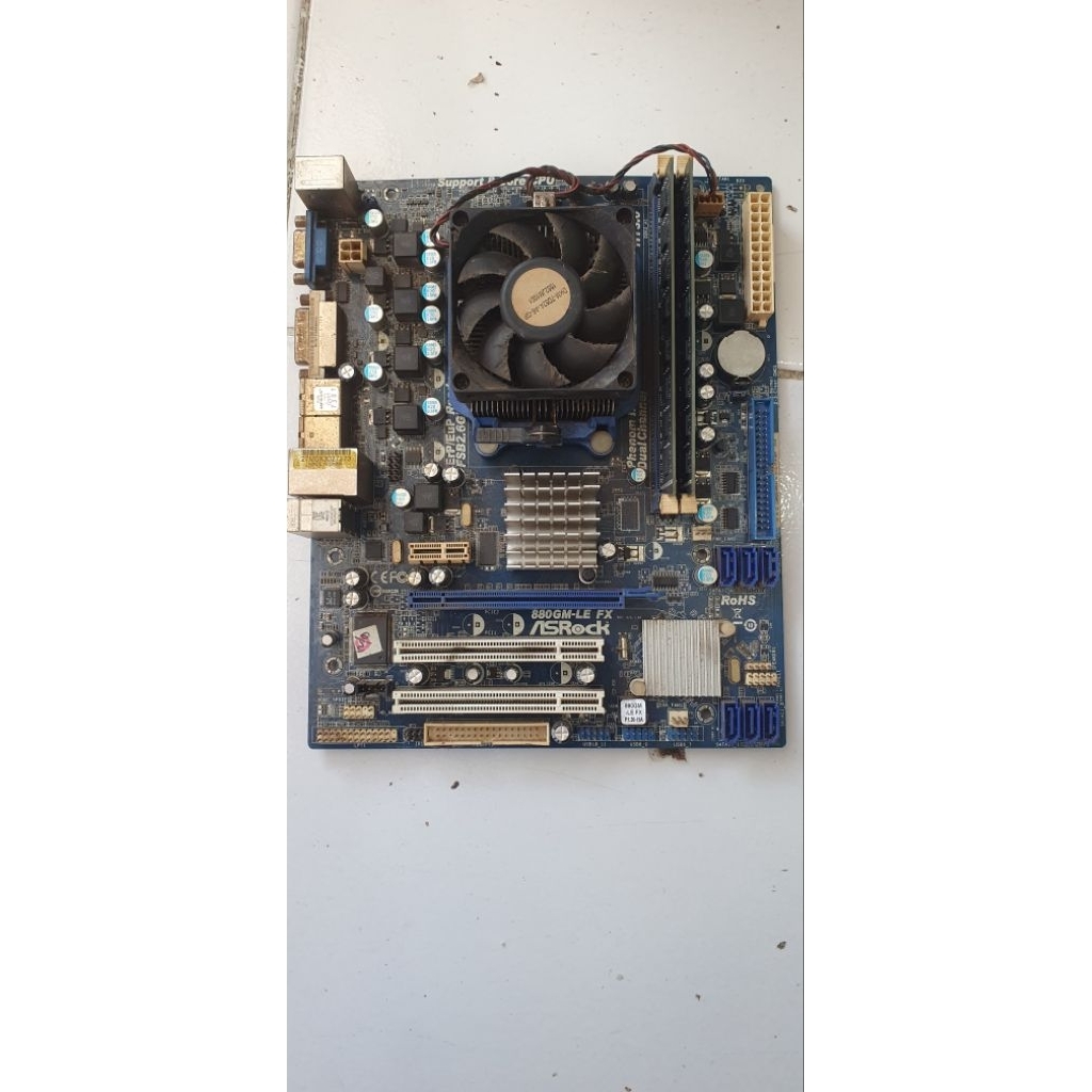 mobo asrock am3+ sama vga nvidia geforce 210 512mb.