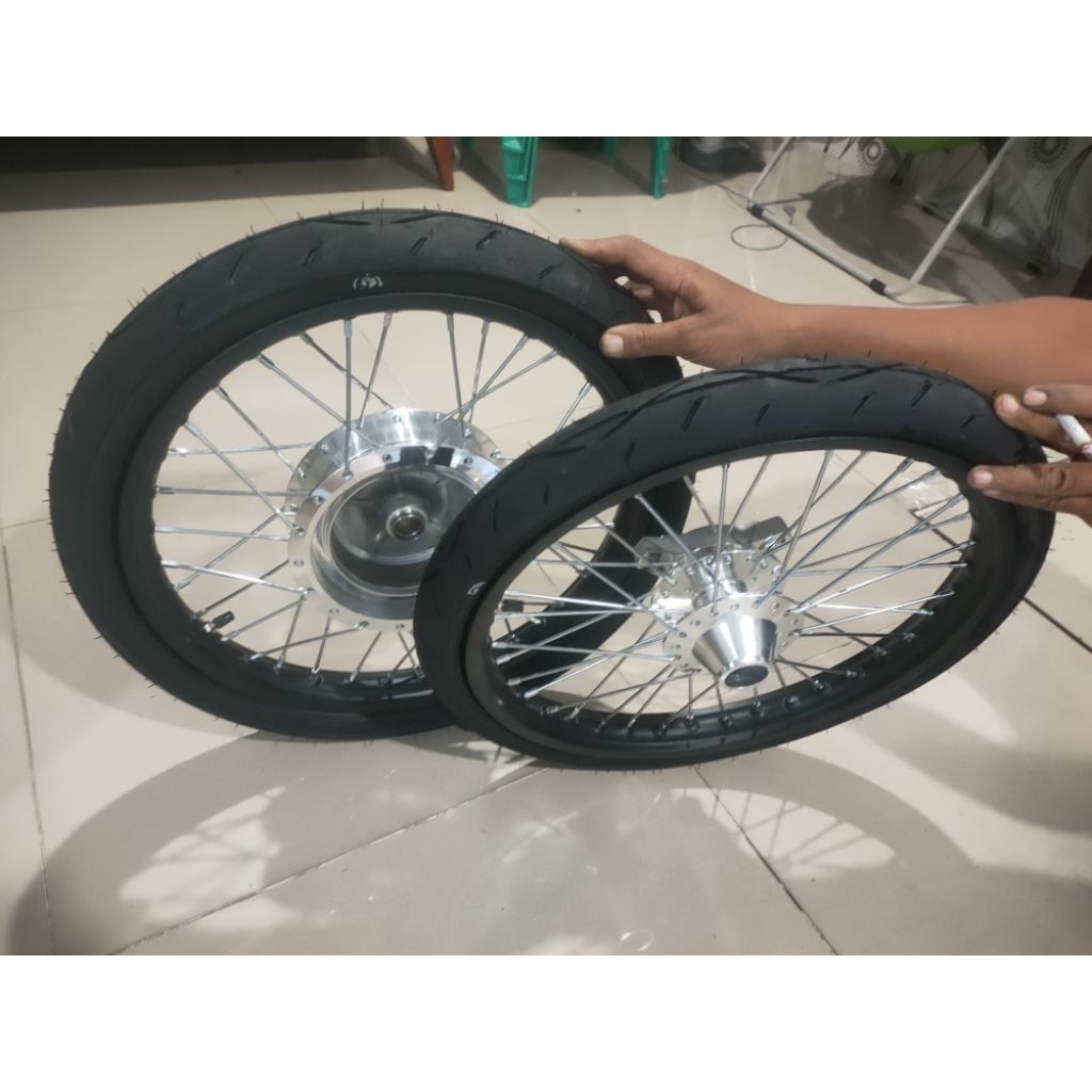 sepasang velg aerox old dan new velg ring17 UK 160/185 + ban luar PRIMAX