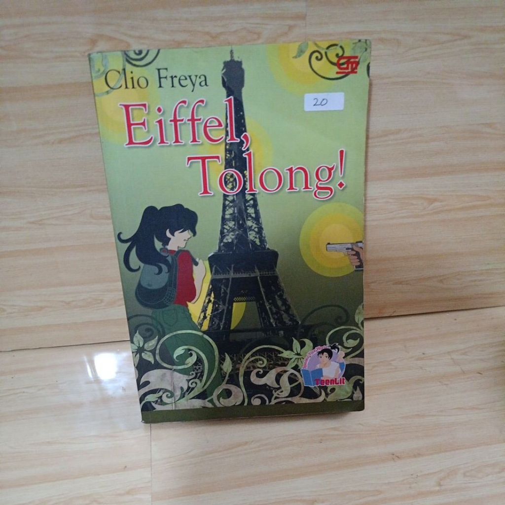 Eiffel tolong by clio freya